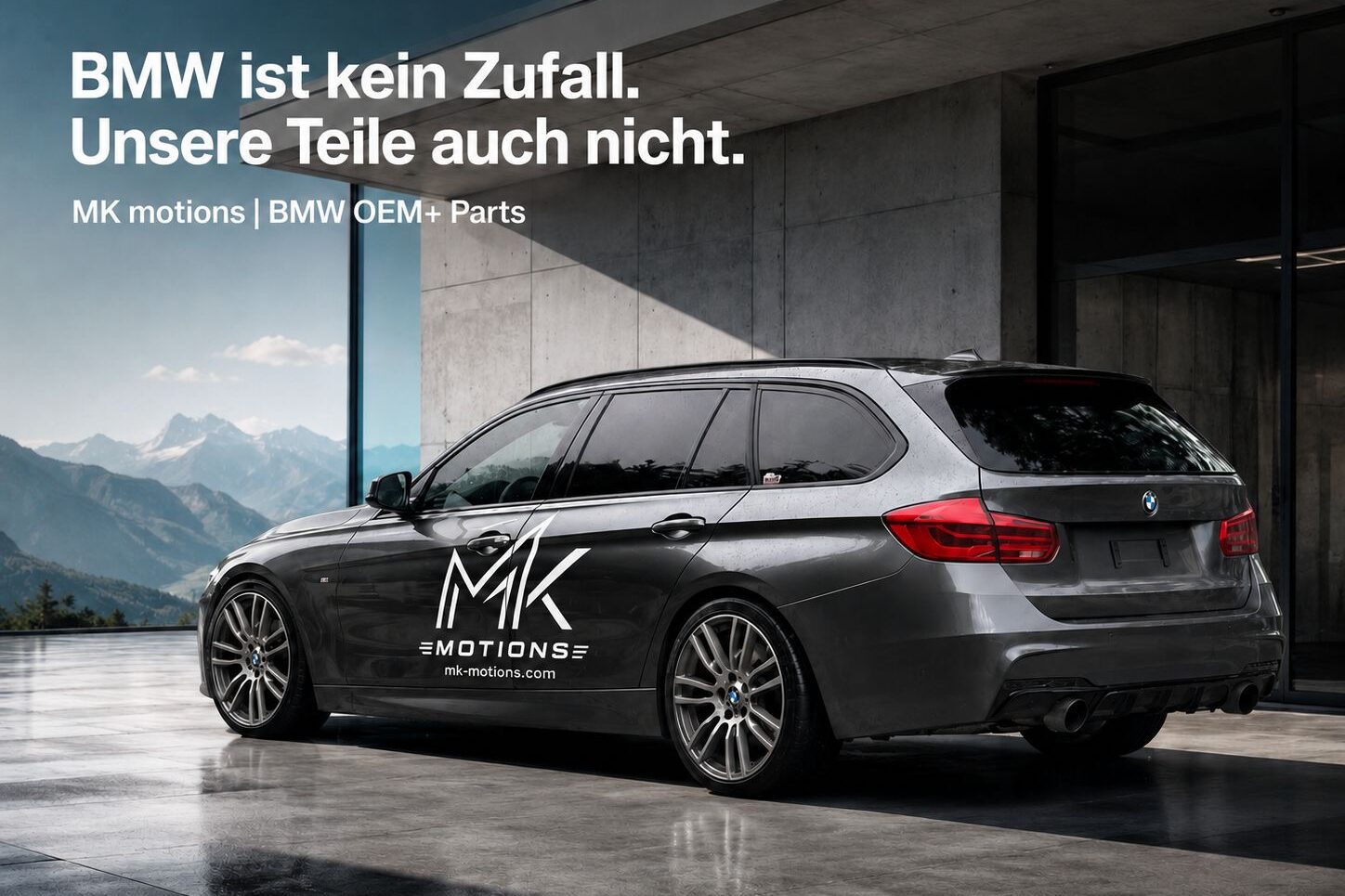 Dunkelgrauer BMW Touring von MK Motions vor moderner Betonarchitektur mit Alpenblick und BMW OEM+ Parts Slogan.