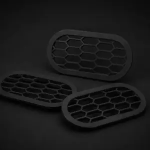 Drei schwarze Rear Bumper Vents mit Wabenstruktur auf dunklem Studiohintergrund