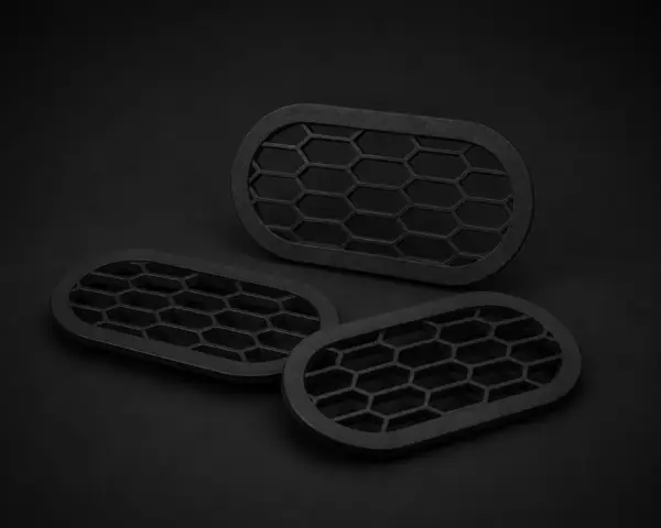 BMW_Rear_Bumper_Vent_universal_3_Stück Drei schwarze Rear Bumper Vents mit Wabenstruktur auf dunklem Studiohintergrund