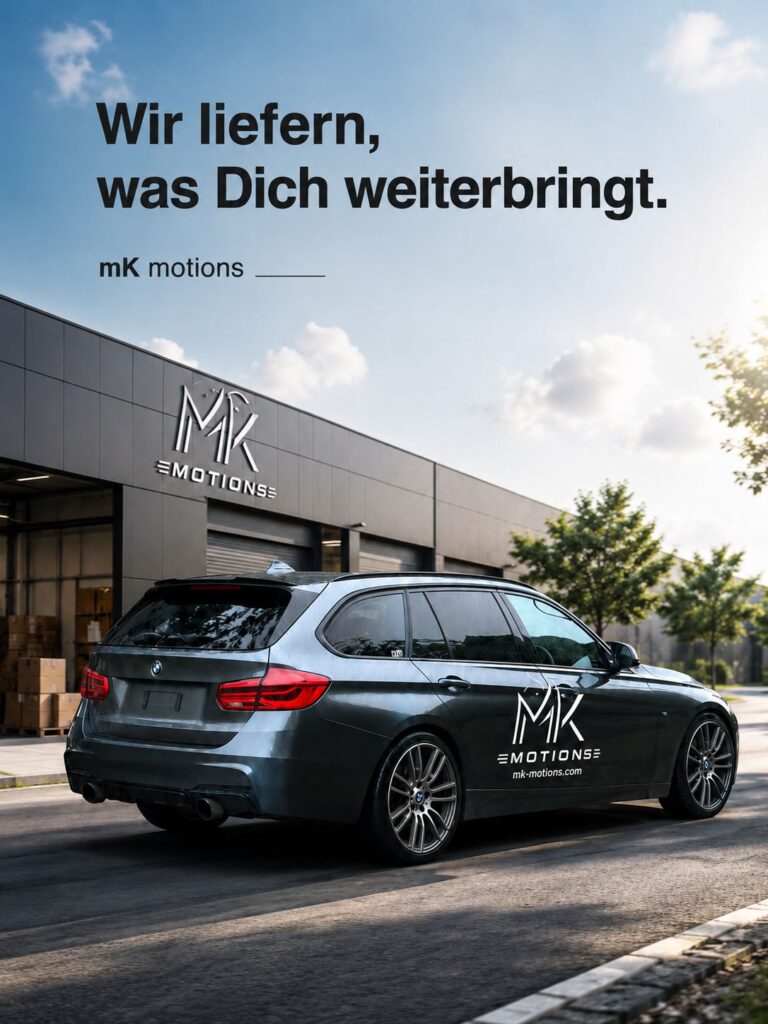 Dunkelgrauer BMW Touring von MK Motions vor modernem Firmengebäude mit dem Slogan „Wir liefern, was Dich weiterbringt.“