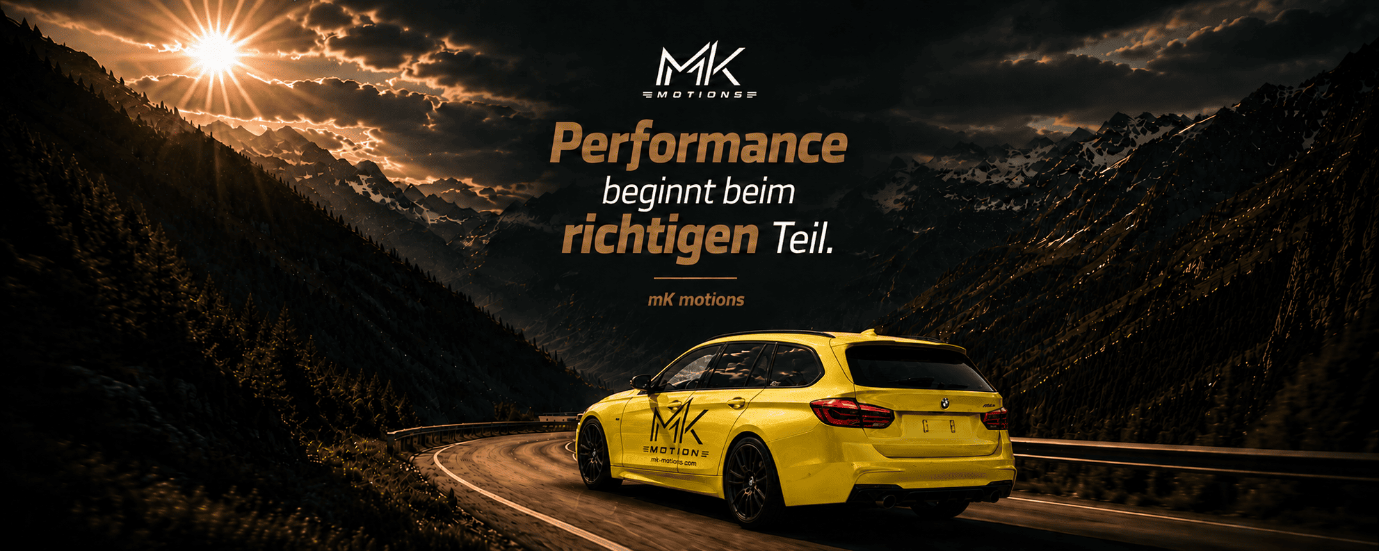 Gelber BMW F31 Touring von MK Motions auf einer kurvigen Bergstraße bei Sonnenuntergang, mit dramatischer Alpenlandschaft und dem Slogan „Performance beginnt beim richtigen Teil.“